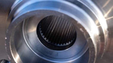 Beyaz araba kısmı. Yeni metal araba parçası seti. Otomobil motoru yedek veya otomotiv parçası siyah zemin asfalt dokusunda izole edilmiş. Onarım ve araç servisi