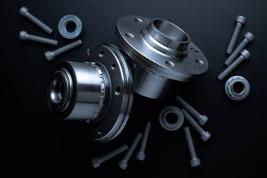 Araba servisi. Otomobil motorlu yedek veya koyu arka planda otomotiv parçası. Yeni metal araba parçası seti. Metin için alanı olan tamir ve araç servisi