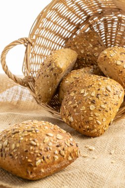 Dilimlenmiş Multigrain. Çavdar ekmeği ve ekmek kırıntılarıyla. Buğday tohumu kulaklı bir somun taze ekmek ya da doğal pamuk arka planında çivili bitki. Biyolojik malzemeler, çok sağlıklı.