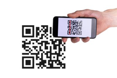 QR kodu taranıyor. Ödeme için cep telefonu ekranı, online ödeme, dijital akıllı telefonda qr kod tarayıcı ile barkod taraması. Çevrimiçi alışveriş, nakitsiz toplum teknolojisi konsepti