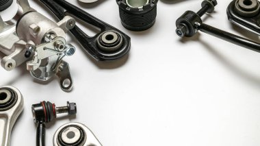 Motor dişlileri. Otomobil motoru yedek veya beyaz arka planda otomotiv parçası. Yeni metal araba parçası seti. Mekanik ekipman teknolojisi
