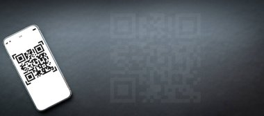 QR kodu ödemesi. Ödeme için akıllı telefon ekranında QR kod tarayıcısı olan dijital cep telefonu, karanlık arka planda barkod teknolojisi taraması. Çevrimiçi alışveriş, nakitsiz toplum konsepti