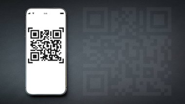 QR kodunu öde. Ödeme için mobil akıllı telefon ekranı, çevrimiçi ödeme, karanlık arka planda dijital akıllı telefonda qr kod tarayıcı ile barkod taraması. İş ve teknoloji kavramı