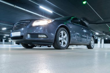 Park yeri. Boş yol asfaltı arka planı. Şehir garajındaki otoparkta. Gizli yeraltı otoparkı