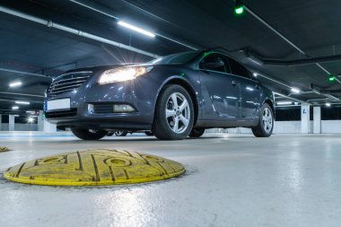 Park yeri. Boş yol asfaltı arka planı. Şehir garajındaki otoparkta. Gizli yeraltı otoparkı