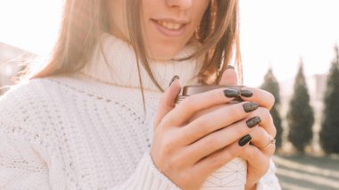 Çay İçen Kız. Sabahın köründe bir fincan kahve içen mutlu genç bir kadın. Güzel kadın yaşam tarzı