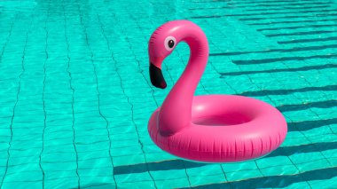 Yaz eğlencesi plajı. Yaz mevsimi için havuz suyunda şişirilebilir pembe flamingo. Çocuklar için komik bir oyuncak.