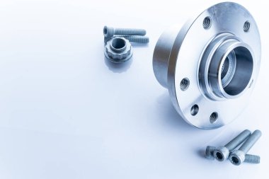 Arabalar için aksesuarlar. Yeni metal araba parçası seti. Otomobil motoru yedek veya otomotiv parçası beyaz arka planda izole edildi. Onarım ve araç servisi