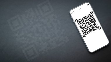 QR kodu ödemesi. Ödeme için akıllı telefon ekranında QR kod tarayıcısı olan dijital cep telefonu, karanlık arka planda barkod teknolojisi taraması. Çevrimiçi alışveriş, nakitsiz toplum konsepti