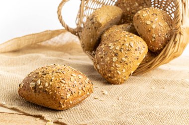 Ekmek kes. Buğday tohumu kulaklı bir somun taze ekmek ya da keten desenli bir bitki. Çavdar ekmeği ve ekmek kırıntılarıyla. Biyolojik malzemeler, çok sağlıklı tohumlar.