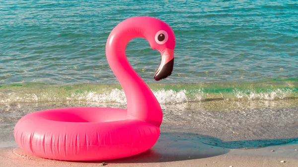 Sommar Kul Strand Rosa Uppblåsbar Flamingo Blått Havsvatten Sommaren Havet — Stockfoto