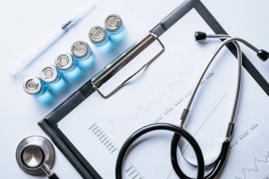 İstatistikler açık. Doktor stetoskop, hastane sağlık bilgi tablosu ve hastane geçmişiyle ilgili analitik tıbbi istatistikler. Covid 19 kavramından sonra küresel ekonomi düzelmesi