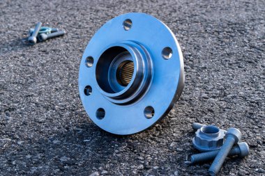 Kısmen izole. Yeni metal araba parçası seti. Otomobil motoru yedek veya otomotiv parçası siyah zemin asfalt dokusunda izole edilmiş. Asfalt koyu gri kumlu yol