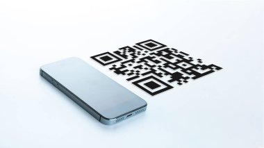 Kod tarama simgesi. Ödeme için akıllı telefon ekranında QR kod tarayıcısı olan dijital cep telefonu, barkod teknolojisi taraması. Çevrimiçi fatura ödeme kavramı