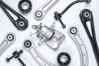 Araba motoru parçaları. Otomobil motoru yedek veya beyaz arka planda otomotiv parçası. Yeni metal araba parçası seti. Düz konum, üst görünüm, kopyalama alanı