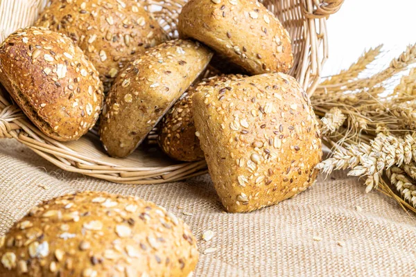 Geleneksel ekmek. Buğday tohumu kulaklı bir somun taze ekmek ya da keten desenli bir bitki. Çavdar ekmeği fırını. Fırın ürün etiketi için tasarım ögesi