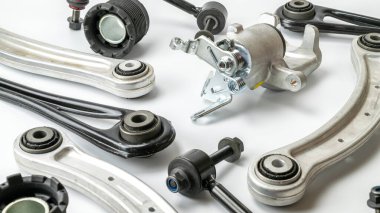 Motor dişlileri. Otomobil motoru yedek veya beyaz arka planda otomotiv parçası. Yeni metal araba parçası seti. Mekanik ekipman teknolojisi.