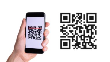 QR kodunu öde. Ödeme için cep telefonu ekranı, online ödeme, dijital akıllı telefonda qr kod tarayıcı ile barkod taraması. İş ve teknoloji kavramı.