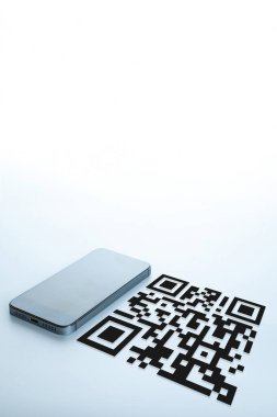 Cep telefonu QR kodu. Ödeme için akıllı telefon ekranında QR kod tarayıcısı olan dijital cep telefonu, online ödeme, barkod teknolojisi. Mobil bankacılık. Müşteriler Qrcode ile ödeme yapabilirler