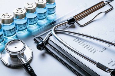 İstatistikler açık. Doktor stetoskop, hastane sağlık bilgi tablosu ve hastane geçmişiyle ilgili analitik tıbbi istatistikler. Covid 19 kavramından sonra küresel ekonomi düzelmesi
