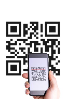 QR kod teknolojisi. Ödeme için cep telefonu ekranı, online ödeme, dijital telefonda QR kod tarayıcı ile barkod teknolojisi taraması. Kodu taramak için cep telefonu uygulaması kullanan eller