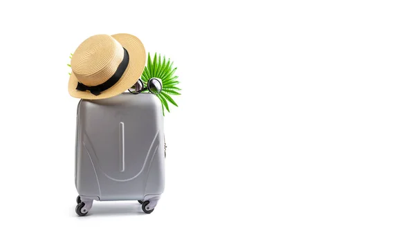 Hallo Sommer Damenaccessoires Reisende Koffer Strohhut Sonnenbrille Isoliert Auf Weißem — Stockfoto