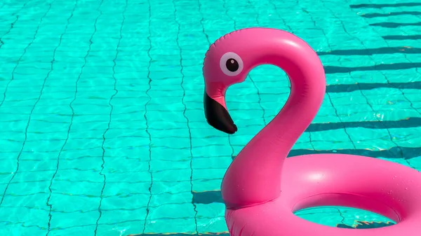 Nyári Ünnepi Poszter Rózsaszín Felfújható Flamingó Medencében Víz Nyári Strand — Stock Fotó