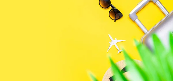 夏休みの背景 女性アクセサリー旅行者 スーツケース 白い飛行機 テキストのための空のスペースと黄色の背景にサングラス コピースペースとエキゾチックな熱帯のビーチ — ストック写真