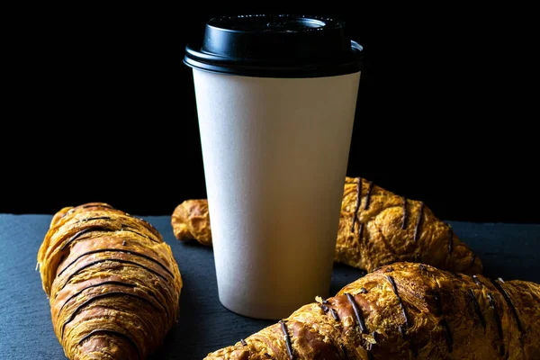 Круассан Бумажной Чашкой Кофе Свежеиспеченный Хлеб Французские Круассаны Бумажной Чашкой — стоковое фото
