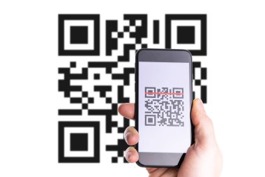 QR kodu ödemesi. Ödeme için akıllı telefon ekranında QR kod tarayıcısı olan dijital cep telefonu, barkod teknolojisi taraması. Çevrimiçi alışveriş, nakitsiz toplum teknolojisi konsepti