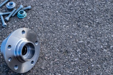 Araba parçaları. Yeni metal araba parçası seti. Otomobil motoru yedek veya otomotiv parçası siyah zemin asfalt dokusunda izole edilmiş. Mekanik ekipman teknolojisi