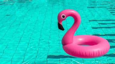 Yaz indirimi. Yaz mevsimi için havuz suyunda şişirilebilir pembe flamingo. Asgari yaz konsepti