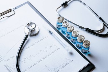 Tıbbi program. Doktor stetoskop, hastane sağlık bilgi tablosu ve hastane geçmişiyle ilgili analitik tıbbi istatistikler. Covid 19 kavramından sonra küresel ekonomi düzelmesi