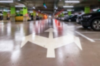Araba parkı bulanık. Yumuşak odak içinde boş yol asfaltı arkaplanı. Şehir garajındaki otoparkta. Kentsel, Zorlu İnşaat Arkaplanı