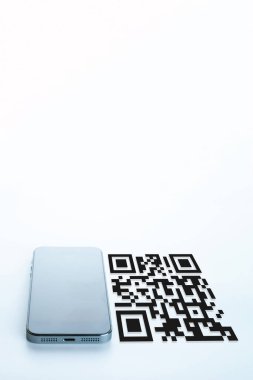 QR kod teknolojisi. Ödeme için mobil akıllı telefon ekranı, online ödeme, dijital akıllı telefonda qr kod tarayıcı ile barkod teknolojisi taraması. Kodu taramak için cep telefonu uygulaması kullanan eller