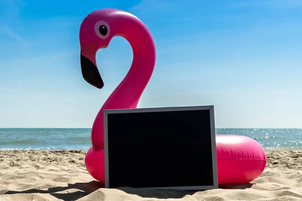 Odcisk Flaminga Różowy Nadmuchiwany Flaming Czarnym Biurkiem Dla Tekstu Lato — Zdjęcie stockowe