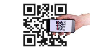 Tarayıcı ödemesi. Ödeme için cep telefonu ekranı, dijital akıllı telefondaki QR kod tarayıcı ile barkod teknolojisini tara. Çevrimiçi fatura ödeme kavramı