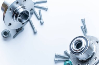 Sessiz bloklar. Yeni metal araba parçası seti. Otomobil motoru yedek veya otomotiv parçası beyaz arka planda izole edildi. Tex için alanı olan otomobil motoru servisi