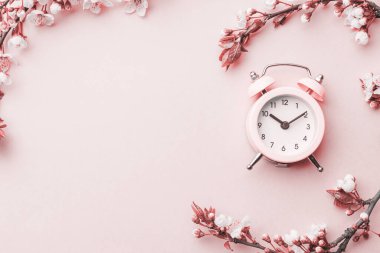 Çiçek açan Sakura arka planı ve pembe alarmlı Nisan çiçeği. Çiçek açan ağaçla güzel bir sahne. Paskalya güneşli bir gün. Meyve bahçesi arkaplanı bulanık. İlkbahar