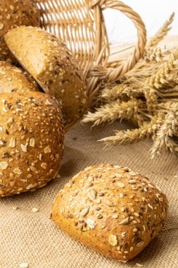 Buğday ekmeği. Buğday tohumu kulaklı bir somun taze ekmek ya da keten desenli bir bitki. Çavdar ekmeği ve ekmek kırıntılarıyla. Ev yapımı pişirme.