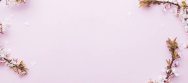 Nisan çiçekleri. Bahar çiçekleri ve pembe çiçekler. Sancak olarak, arka planda çiçek açan kiraz dalları. Rüya gibi romantik bir görüntü, manzara manzarası, kopyalama alanı