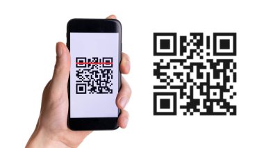 Tarayıcı ödemesi. Ödeme için cep telefonu ekranı, dijital akıllı telefondaki QR kod tarayıcı ile barkod teknolojisini tara. Çevrimiçi fatura ödeme kavramı