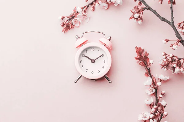 桜の花やピンクの目覚まし時計で花の性質があります バナーのために 背景に桜の花の枝 夢のようなロマンチックなイメージ 風景パノラマ コピースペース — ストック写真
