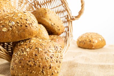 Geleneksel ekmek. Buğday tohumu kulaklı bir somun taze ekmek ya da keten desenli bir bitki. Çavdar ekmeği fırını. Fırın ürün etiketi için tasarım ögesi