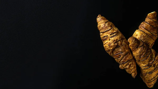 Croissant Schwarzer Hintergrund Frisches Gebäckbrot Oder Französisches Frühstückscroissants Mit Schokolade — Stockfoto