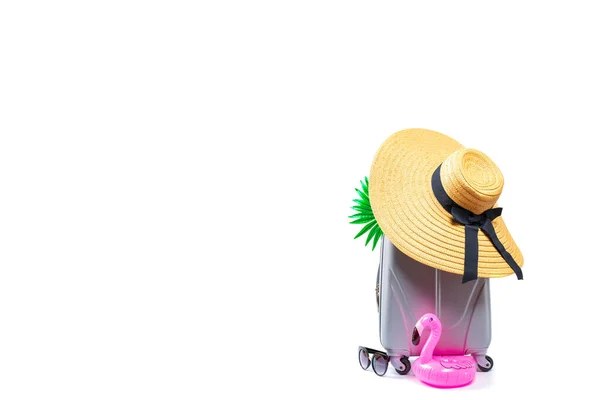 夏休みのポスター 女性アクセサリー旅行者 スーツケース ストロー帽子 サングラス フラミンゴはテキストのための空のスペースで白い背景に隔離されています 夏休みと商品広告のコンセプト — ストック写真