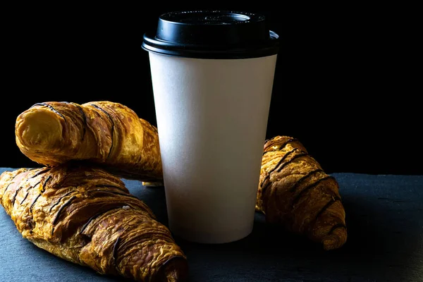 Croissant Textur Französisches Frühstückscroissants Frisches Gebäckbrot Mit Papierkaffeebecher Der Bäckerei — Stockfoto