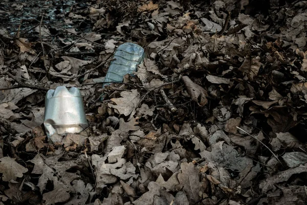 Zanieczyszczenie Środowiska Odpady Śmieci Lesie Plastikowe Śmieci Lesie Problem Ekologiczny — Zdjęcie stockowe