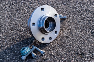 Araba yapımı. Yeni metal araba parçası seti. Otomobil motoru yedek veya otomotiv parçası siyah zemin asfalt dokusunda izole edilmiş. Asfalt koyu gri kumlu yol