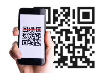 Kimlik sorusu. Çevrimiçi ödeme için cep telefonu ekranı, dijital akıllı telefonda qr kod tarayıcı ile barkod teknolojisi taraması. Qrcode ödemesi, online alışveriş, nakitsiz teknoloji konsepti